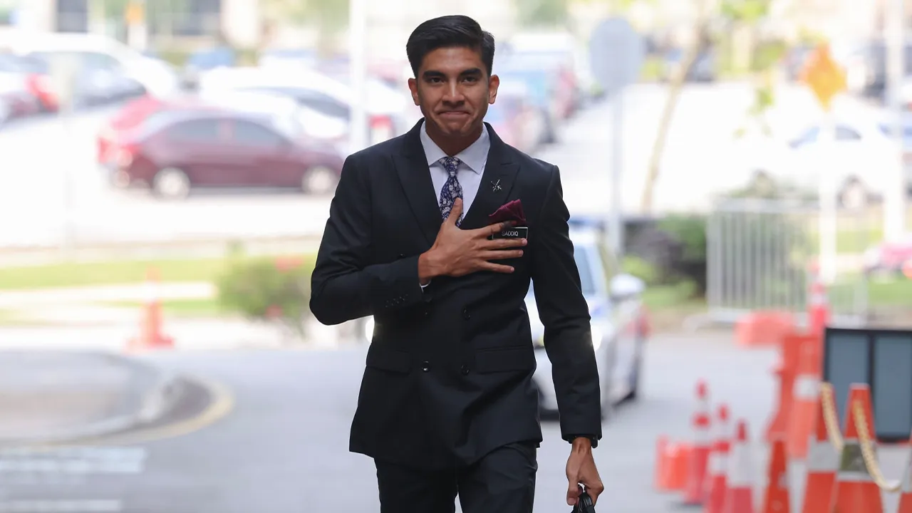Putrajaya , 13 Julai 2026.Ahli Parlimen Muar, Syed Saddiq Syed Abdul Rahman tiba di Mahkamah Persekutuan, Istana Kehakiman bagi mendengar keputusan rayuan akhir pihak pendakwaan untuk mengetepikan pembebasannya berhubung empat kes menyeleweng dana Angkatan Bersatu Anak Muda (ARMADA).Astro AWANI / SHAHIR OMMAR