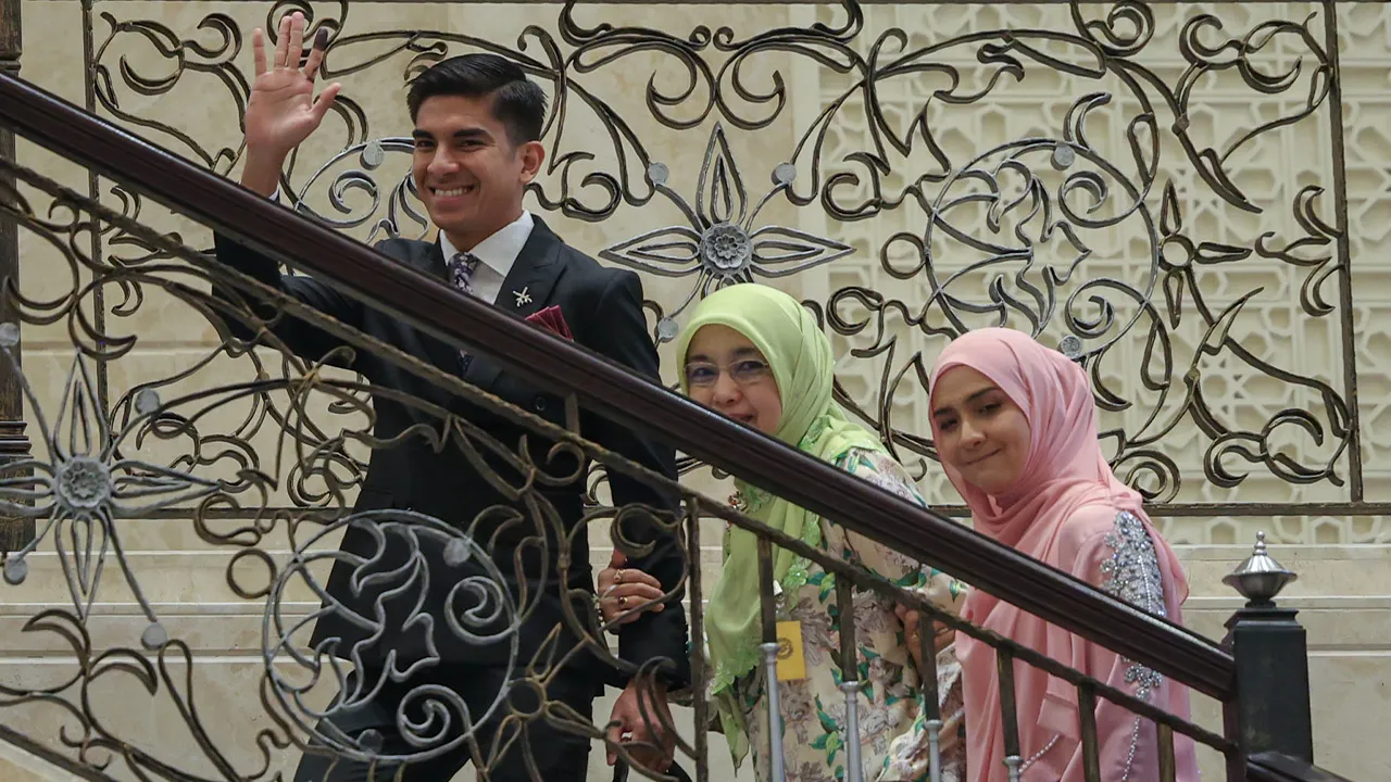Putrajaya , 13 Julai 2026.Ahli Parlimen Muar, Syed Saddiq Syed Abdul Rahman tiba di Mahkamah Persekutuan, Istana Kehakiman bagi mendengar keputusan rayuan akhir pihak pendakwaan untuk mengetepikan pembebasannya berhubung empat kes menyeleweng dana Angkatan Bersatu Anak Muda (ARMADA).Astro AWANI / SHAHIR OMMAR