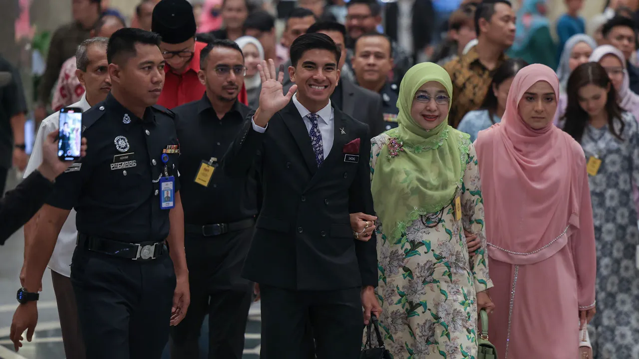 Putrajaya , 13 Julai 2026.Ahli Parlimen Muar, Syed Saddiq Syed Abdul Rahman tiba di Mahkamah Persekutuan, Istana Kehakiman bagi mendengar keputusan rayuan akhir pihak pendakwaan untuk mengetepikan pembebasannya berhubung empat kes menyeleweng dana Angkatan Bersatu Anak Muda (ARMADA).Astro AWANI / SHAHIR OMMAR