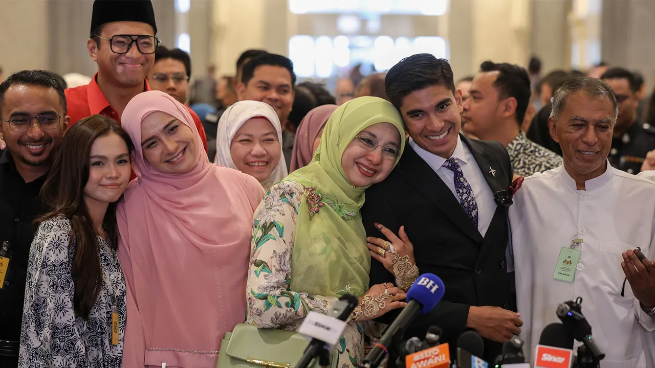 Putrajaya , 13 Julai 2026. Reaksi Ahli Parlimen Muar, Syed Saddiq Syed Abdul Rahman dan keluarga selepas meninggalkan kamar Mahkamah Persekutuan, Istana Kehakiman selepas dibebaskan sepenuhnya daripada sabitan dan hukuman tujuh tahun penjara, dua sebatan serta denda RM10 juta selepas Mahkamah Persekutuan menolak rayuan pihak pendakwaan berhubung kes dana Angkatan Bersatu Anak Muda (ARMADA) BERSATU.Astro AWANI / SHAHIR OMAR