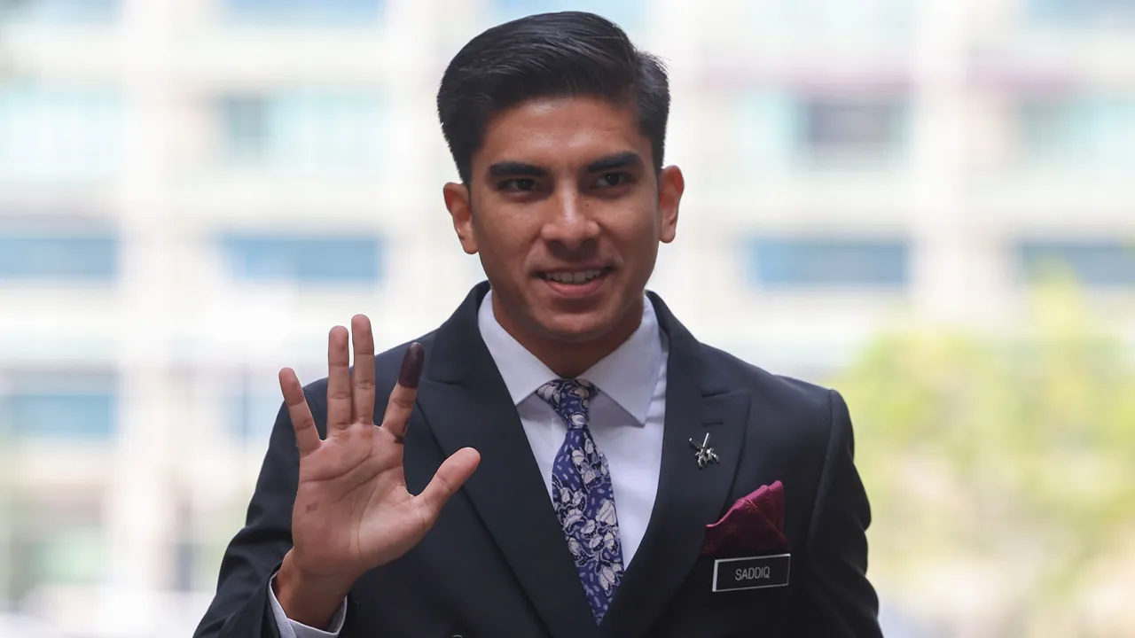 Putrajaya , 13 Julai 2026.Ahli Parlimen Muar, Syed Saddiq Syed Abdul Rahman tiba di Mahkamah Persekutuan, Istana Kehakiman bagi mendengar keputusan rayuan akhir pihak pendakwaan untuk mengetepikan pembebasannya berhubung empat kes menyeleweng dana Angkatan Bersatu Anak Muda (ARMADA).Astro AWANI / SHAHIR OMMAR