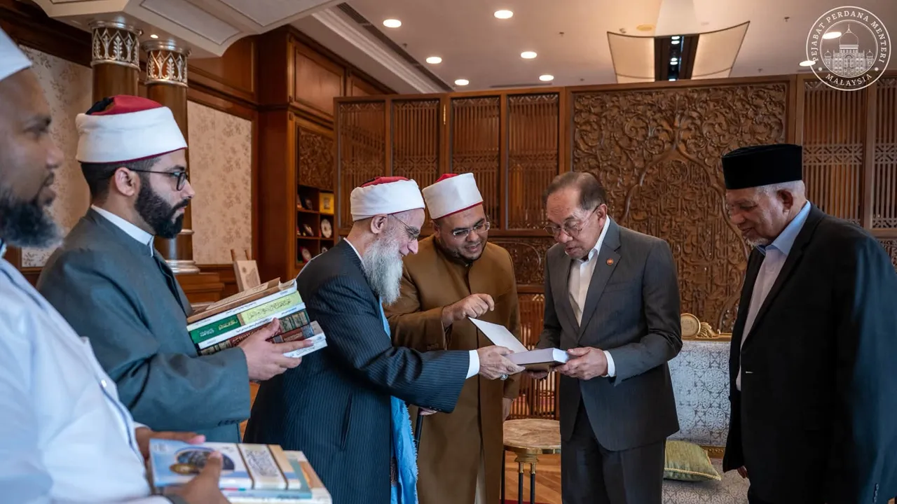Alhamdulillah, saya dapat bertemu dengan tetamu istimewa Al-’Allamah Syeikh Dr. Mustafa An-Nadwi Al-Hasani, ulama nadir asal Mansurah, Mesir  dan merupakan salah seorang murid kanan Syeikh Abul Hasan Ali al-Nadwi di Putrajaya hari ini.   Syeikh Dr. Mustafa dikenali kerana peribadi yang menenangkan, seorang ilmuwan yang menekankan persoalan akhlak, hikmah dan kedalaman ilmu khususnya bidang hadis. Pada zaman yang sering mengangkat sensasi mengatasi ilmu, tokoh seperti Syeikh Dr Mustafa menawarkan kita telada