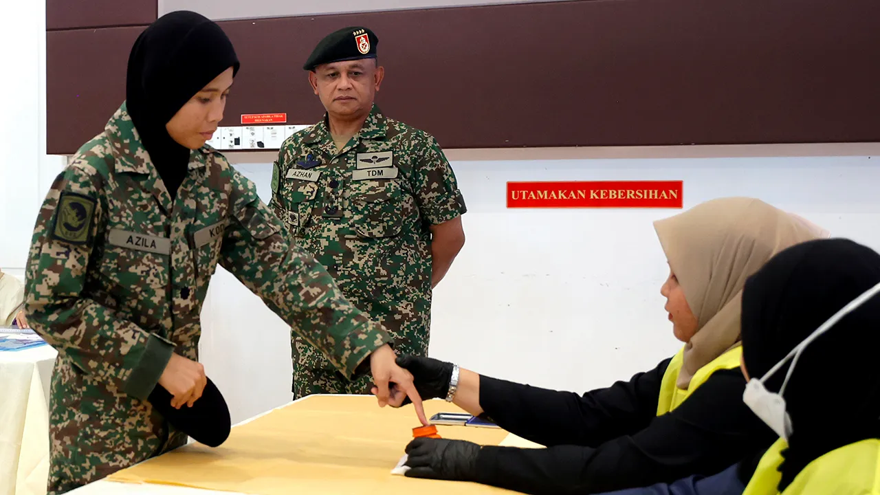 PORT DICKSON, 28 Julai -- Panglima Tentera Darat Tan Sri Azhan Md Othman (tengah) meninjau proses pengundian awal sempena Pilihan Raya Negeri (PRN) Negeri Sembilan Ke-16. di Pusat Pengundian Awal Dewan Serbaguna Kem Segenting, hari ini. -- fotoBERNAMA (2026) HAK CIPTA TERPELIHARA