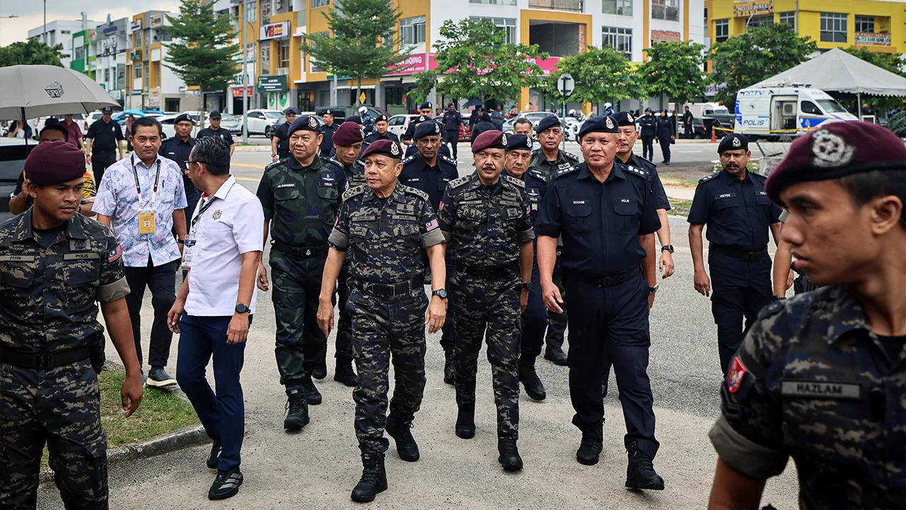 JOHOR BAHRU, 11 Julai -- Ketua Polis Negara Tan Sri Mohd Khalid Ismail (tengah) ketika hadir meninjau pusat mengundi sempena Pilihan Raya Negeri (PRN) Johor ke-16 di Sekolah Menengah Kebangsaan Taman Molek, hari ini.  Polis Diraja Malaysia (PDRM) menerima 90 laporan dan membuka 25 kertas siasatan sepanjang tempoh kempen PRN Johor Ke-16.  --fotoBERNAMA (2026) HAK CIPTA TERPELIHARA