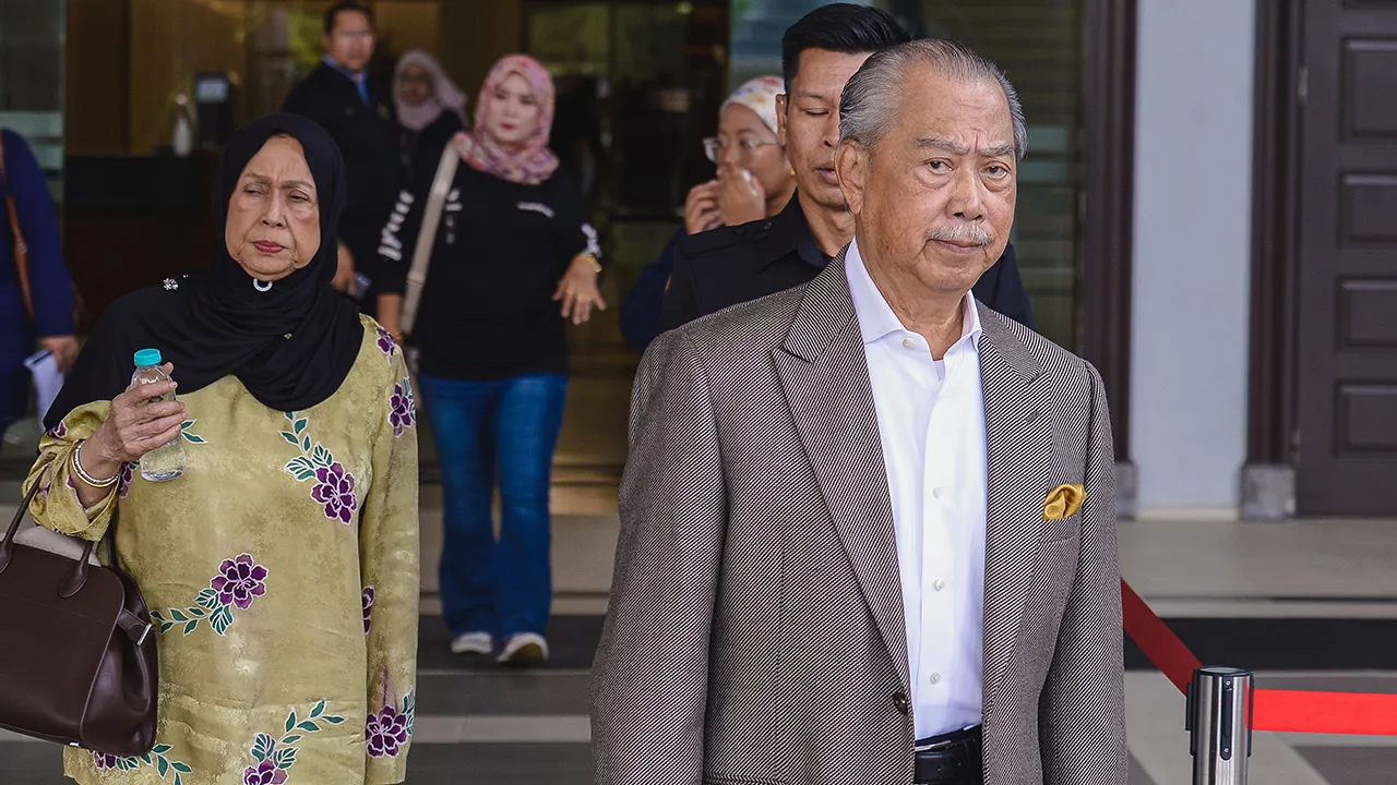 KUALA LUMPUR, 10 Julai -- Mahkamah Tinggi hari ini menangguhkan prosiding perbicaraan kes Tan Sri Muhyiddin Yassin yang berdepan tujuh pertuduhan menyalahgunakan kedudukan dan pengubahan wang haram ke 13 Julai depan.  Hakim Noor Ruwena Md Nurdin memutuskan demikian selepas peguam Datuk Amer Hamzah Arshad yang mewakili Muhyidin memaklumkan mahkamah bahawa abang ipar kepada bekas perdana menteri itu meninggal dunia pagi tadi.  --fotoBERNAMA (2026) HAK CIPTA TERPELIHARA
