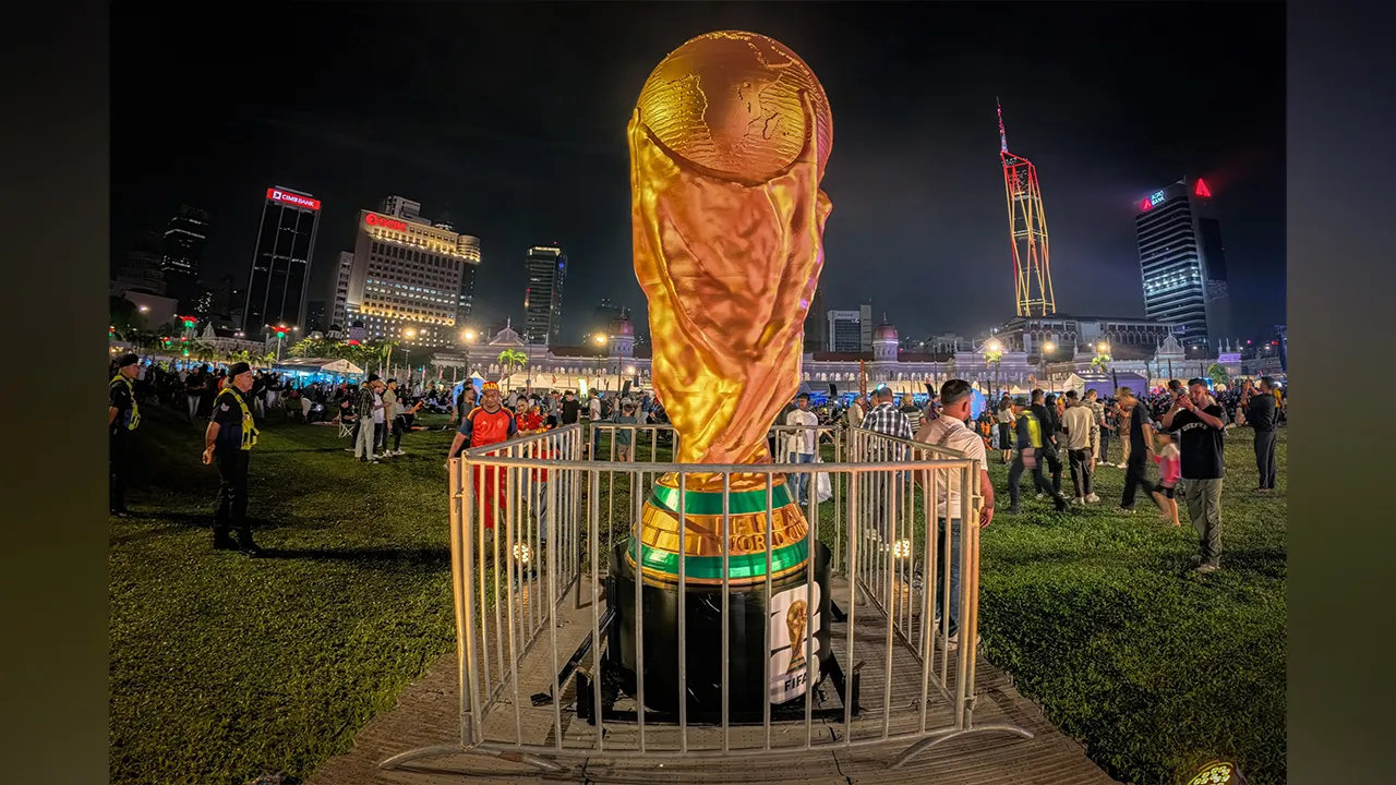 KUALA LUMPUR, 20 Julai -- Piala replika menghiasi perkarangan Dataran Merdeka bagi perlawanan akhir Piala Dunia 2026 Argentina menentang Sepanyol yang akan berlangsung pada 3 pagi ini.  --fotoBERNAMA (2026) HAK CIPTA TERPELIHARA