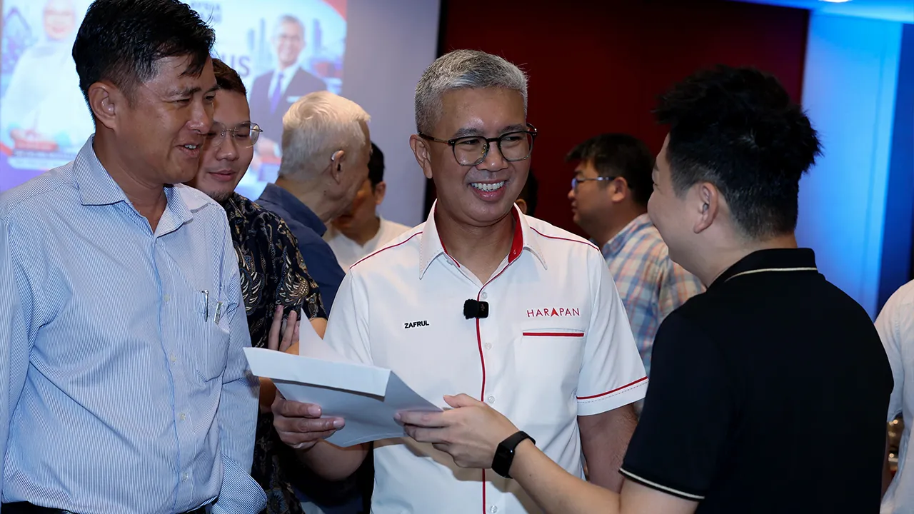 SEGAMAT, 4 Julai -- Penasihat Kanan Politik Perdana Menteri Tengku Datuk Seri Zafrul Abdul Aziz (tengah) meluangkan masa beramah mesra dengan pemain-pemain industri daerah pada majlis Libat Urus Bersama Pemain Industri Daerah Segamat, hari ini.  --fotoBERNAMA (2026) HAK CIPTA TERPELIHARA