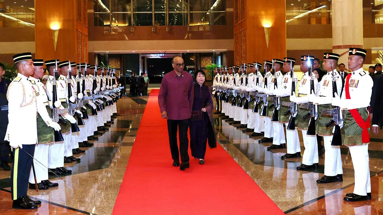 SEPANG, 12 Julai -- Presiden Singapura Tharman Shanmugaratnam tiba di Malaysia malam ini bagi memulakan lawatan negara selama tiga hari bermula 13 hingga 15 Julai atas undangan Yang di-Pertuan Agong Sultan Ibrahim.  Pesawat yang membawa Tharman bersama isterinya, Jane Ittogi Shanmugaratnam, mendarat di Lapangan Terbang Antarabangsa Kuala Lumpur (KLIA) Terminal pada 9.19 malam.  Pemimpin itu kemudian diberikan istiadat kawalan kehormatan statik di Kompleks Bunga Raya, yang terdiri daripada dua pegawai dan 26