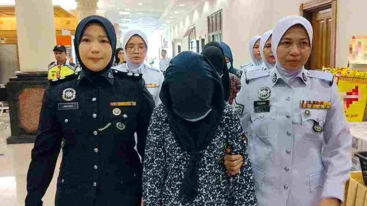 Tiga gadis tunggang motosikal pamer aksi 'Superman' didakwa