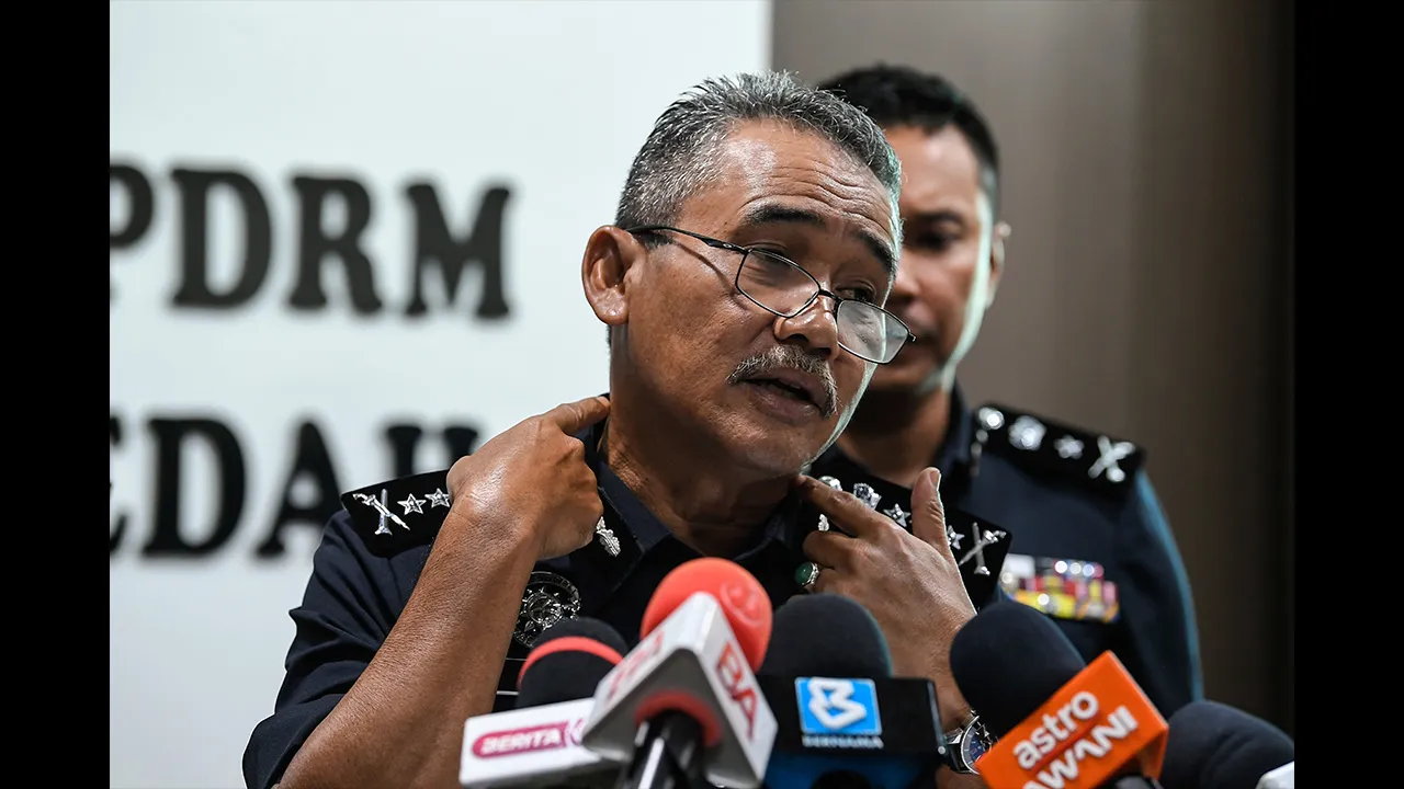 ALOR SETAR, 18 Mei -- Ketua Polis Kedah Datuk Adzli Abu Shah bercakap pada sidang hari ini media mengenai seorang lelaki menikam leher seorang wanita di dalam kereta dalam kejadian di hadapan sebuah restoran di Jalan Titi Gajah, di sini, malam tadi.