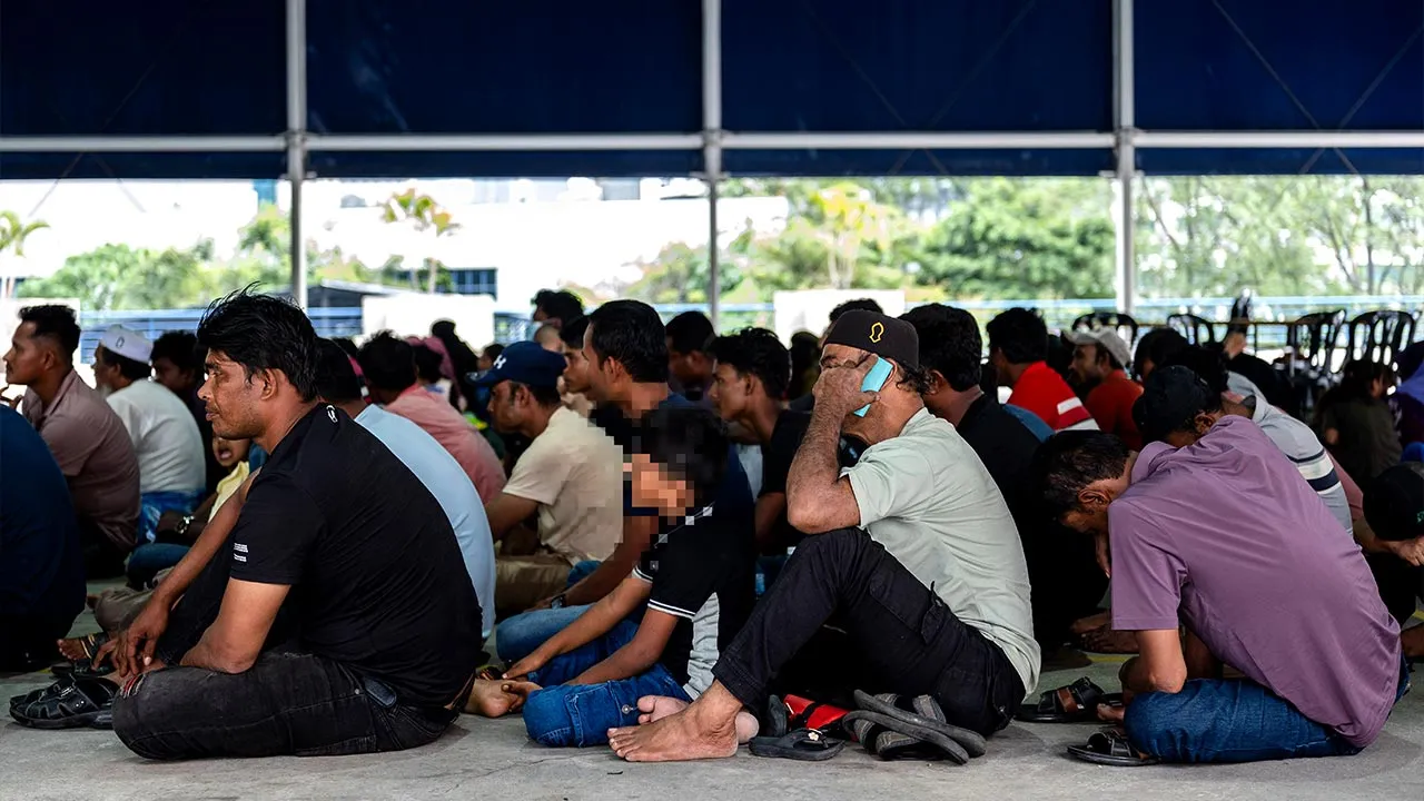 KUALA LUMPUR, 28 Julai -- Pelarian Rohingya berada di Ibu Pejabat Polis Kontinjen (IPK) Kuala Lumpur hari ini selepas dipindahkan dari hadapan pejabat Suruhanjaya Tinggi Pertubuhan Bangsa-Bangsa Bersatu bagi Pelarian (UNHCR) di Jalan Bukit Petaling.  Pemindahan tersebut dibuat bagi mengelakkan isu keselesaan dan keselamatan penduduk setempat sekali gus dapat dijalankan proses saringan dan dokumentasi.  --fotoBERNAMA (2026) HAK CIPTA TERPELIHARA