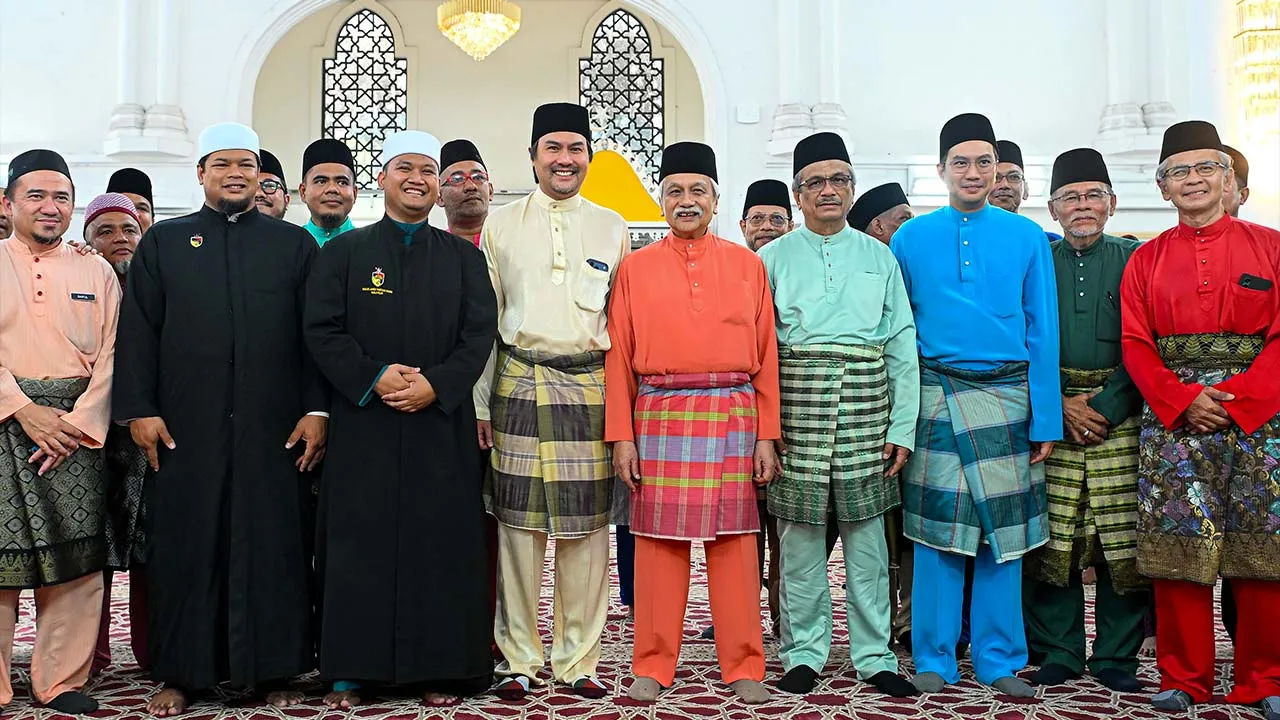 KUALA PILAH, 24 Julai -- Yang Dipertuan Besar Negeri Sembilan Tuanku Muhriz Tuanku Munawir (lima, kanan) berkenan bergambar bersama pihak pengurusan masjid selepas menunaikan solat Jumaat di Masjid Jamek Yamtuan Raden, hari ini.  --fotoBERNAMA (2026) HAK CIPTA TERPELIHARA