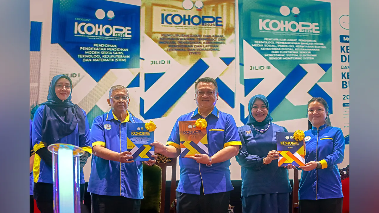 KANGAR, 22 Julai -- Raja Muda Perlis Tuanku Syed Faizuddin Putra Jamalullail (tengah) berkenan menyempurnakan majlis prapelancaran Pusat Penyelidikan Asnaf FCoEE - MAIPs dan peluncuran Buku Prosiding International Conference On Holistic Opportunities For Proverty Empowerment (ICOHOPE) Jilid 1,2 dan 3 serta Buku Memahami Aspirasi Pendidikan Tinggi Anak-Anak Asnaf dan penganugerahan Geran Penyelidikan FCoEE Fasa 3 tahun ini di sini hari ini.  Berangkat sama Raja Puan Muda Perlis Tuanku Dr Hajah Lailatul Shahr