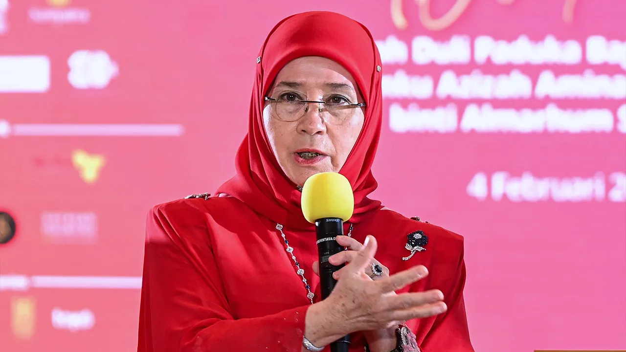 KUALA LUMPUR, 4 Feb -- Tengku Ampuan Pahang Tunku Azizah Aminah Maimunah Iskandariah berkenan menyampaikan titah ucapan Majlis Perasmian Minggu Seri-Ibu Kraf CIMB di KLGCC Mall hari ini._BERNAMA