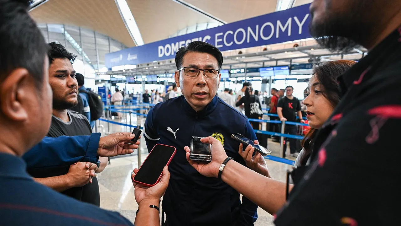 SEPANG, 30 Julai -- Ketua Jurulatih Interim Harimau Malaya Tan Cheng Hoe ketika ditemu bual sebelum berlepas ke Thailand bagi saingan ketiga kumpulan Piala Hyundai ASEAN di Lapangan Terbang Antarabangsa Kuala Lumpur (KLIA) hari ini.  Harimau Malaya akan menentang Thailand dalam saingan Kumpulan B di Stadium Rajamangala, Bangkok pada Sabtu ini.  --fotoBERNAMA (2026) HAK CIPTA TERPELIHARA