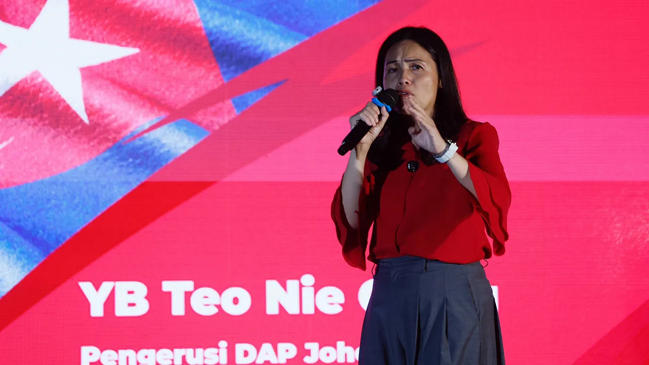 KLUANG, 9 Julai -- Pengerusi DAP Johor Teo Nie Ching berucap pada Ceramah Harapan Paloh Grand Finale sempena Pilihan Raya Umum Dewan Undangan Negeri (DUN) Johor ke-16 (PRN Johor) di Paloh, malam ini.  --fotoBERNAMA (2026) HAK CIPTA TERPELIHARA