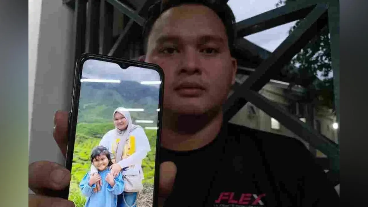 Nur Arif menunjukkan gambar Nur Atikah dan anaknya, Nur Atiya Sofiya. -- SINAR HARIAN