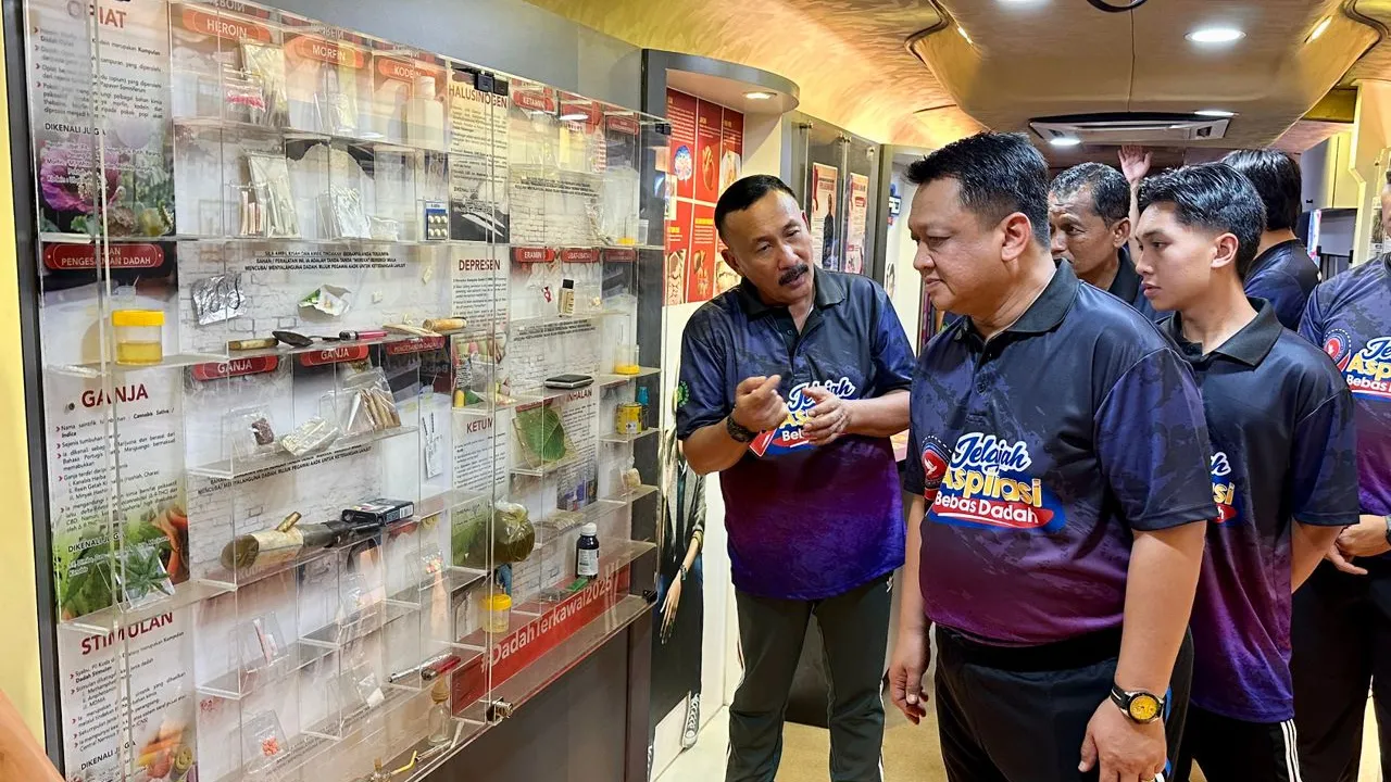Tuanku Syed Faizuddin berkenan mendengar penerangan perkembangan inisiatif AADK daripada Ruslin pada Program Kayuhan Berinformasi sempena Jelajah Aspirasi Bebas Dadah di sekitar Felda Mata Air, Padang Besar, pada Rabu. - Foto Astro AWANI