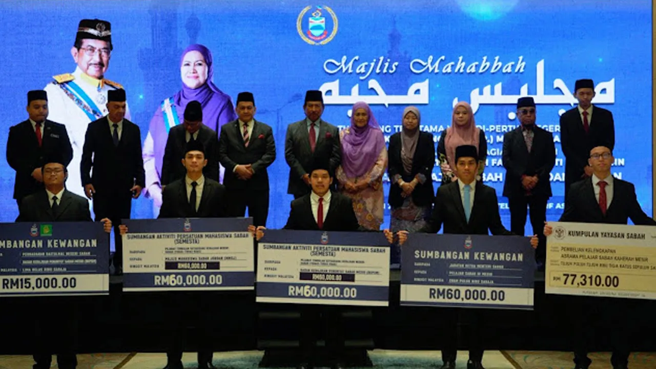 Tun Musa (berdiri, lima dari kiri) dan Toh Puan Faridah (berdiri, lima dari kanan) bergambar kenangan bersama penerima sumbangan. JAPENSABAH