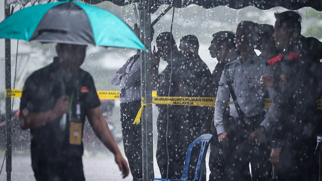 JOHOR BAHRU, 7 Julai –- Hujan lebat secara tiba-tiba sekitar 9.40 pagi tidak menjejaskan kelancaran proses pengundian awal bagi Pilihan Raya Negeri (PRN) Johor Ke-16 di Dewan Dato Onn, Ibu Pejabat Polis Kontinjen (IPK) Johor, hari ini.
