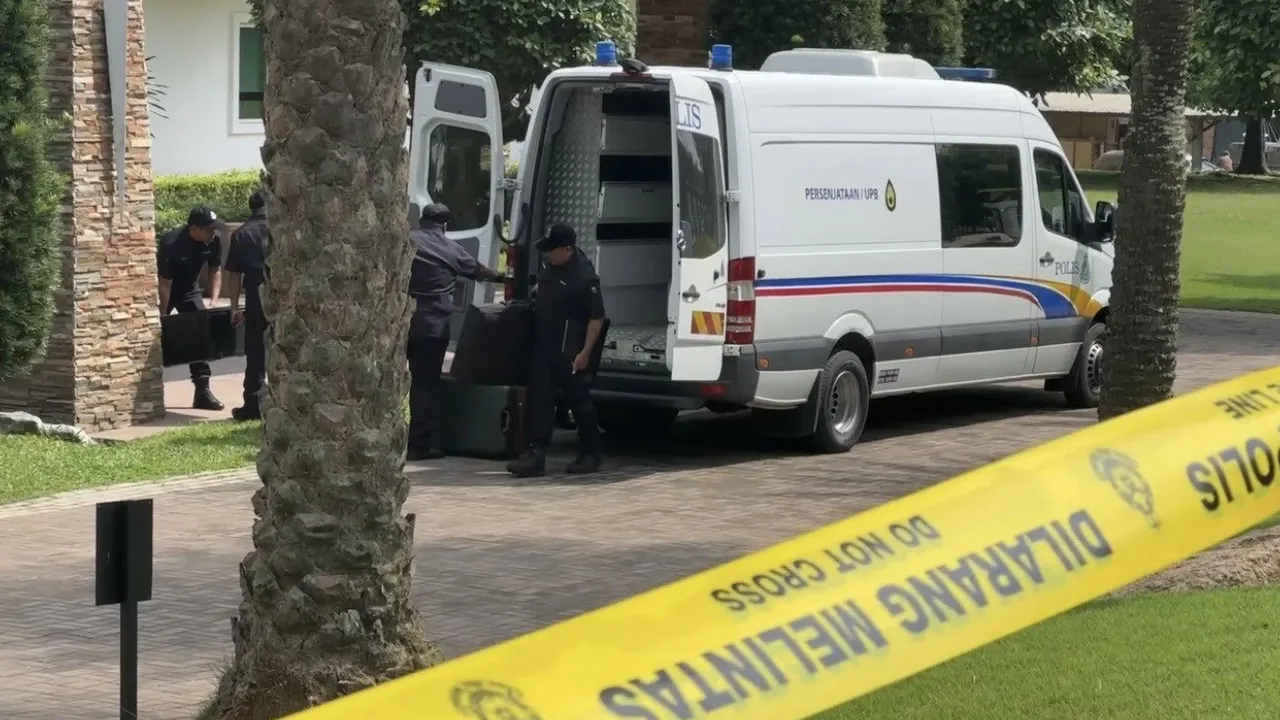 POLIS melakukan siasatan di lokasi penemuan objek menyerupai bom tangan dan nota berbaur ugutan di sebuah kilang papan di Bukit Selambau, Sungai Petani.  Foto AWANI