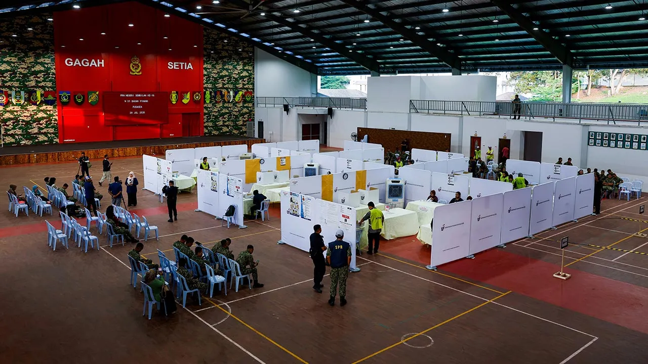PORT DICKSON, 28 Julai -- Suasana proses pengundian awal bagi Pilihan Raya Negeri (PRN) Negeri Sembilan ke-16 di Pusat Latihan Asas Tentera Darat (PUSASDA), Port Dickson, pagi ini.  Suruhanjaya Pilihan Raya (SPR) menetapkan hari pengundian bagi PRN Negeri Sembilan pada 1 Ogos, manakala pengundian awal berlangsung hari ini.  -- fotoBERNAMA (2026) HAK CIPTA TERPELIHARA