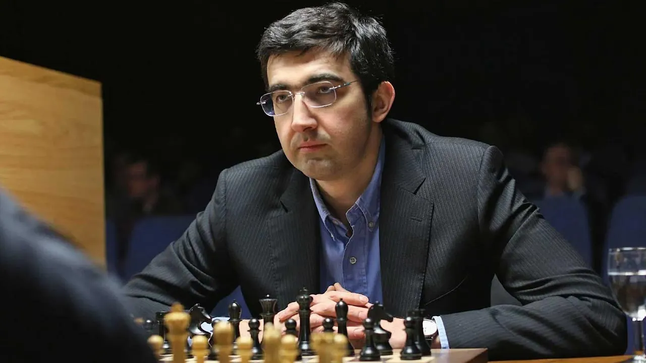 Bekas juara dunia catur, Vladimir Kramnik, digantung daripada semua acara di bawah Persekutuan Catur Antarabangsa (FIDE) sekurang-kurangnya setahun selepas didapati melanggar kod etika dan disiplin berhubung tuduhan awam yang dibuatnya terhadap beberapa pemain lain mengenai dakwaan penipuan. -- stadiumastro.
