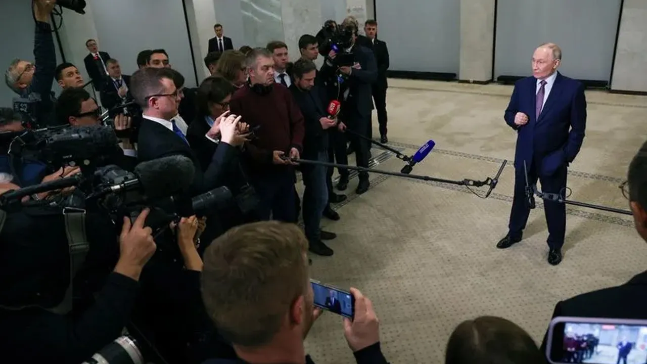 Russian President Vladimir Putin meets with journalists to comment on new U.S. sanctions targeting two major Russia's oil producers, as well as other international issues, in Moscow, Russia, October 23, 2025. Sputnik/Vyacheslav Prokofyev/Pool via REUTERS