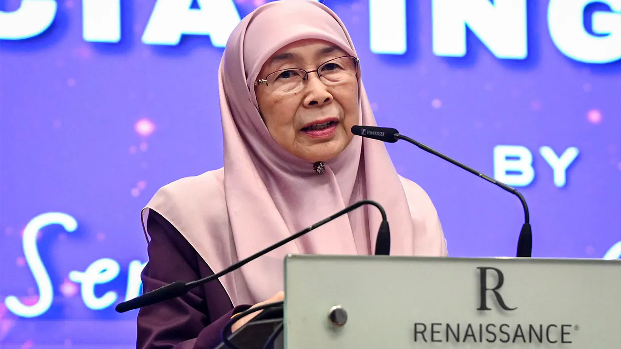 KUALA LUMPUR, July 3Pr -- Prime Minister’s wife Datuk Seri Dr. Wan Azizah Wan Ismail delivers the officiating speech during the launch of the 16th Malaysian Obstetric Anaesthesia Symposium (MyOASym) 2026 at Renaissance Convention Centre Kuala Lumpur today._BERNAMA