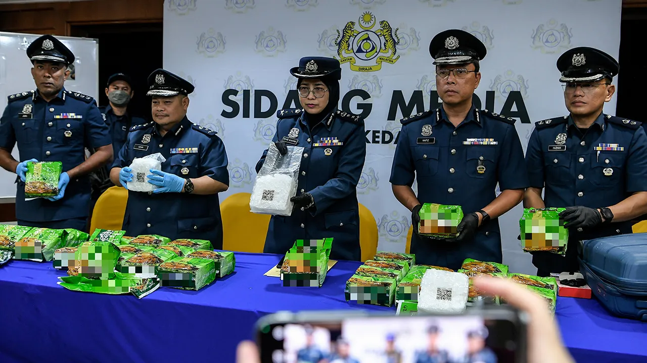 SUNGAI PETANI, 8 Julai -- Pengarah Jabatan Kastam Diraja Malaysia (JKDM) Kedah, Wan Marini Wan Hamzah menunjukkan barang rampasan 35.95 kilogram dadah jenis Methamphetamine di kawasan perairan berhampiran Pulau Telur, Yan,14 Jun lalu, ketika ditemui pada sidang media hari ini.  Beliau berkata berkata rampasan itu dilakukan selepas dua lelaki yang menaiki sebuah bot nelayan tidak bernombor bertindak mencampakkan dua bagasi dan sebuah beg galas berisi dadah ke laut ketika cuba melarikan diri daripada anggota 