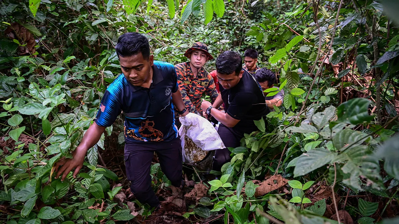 DUNGUN, 4 Julai -- Pasukan penyelamat mengusung mayat seorang wanita yang terjatuh dari jambatan Sungai Paka di Jalan Jabor-Paka berhampiran Bandar Al Muktafi Billah Shah semalam setelah ditemukan lemas pagi ini.  Ketua Polis Daerah Dungun Supt Nik Ab Halim Nik Mat berkata mayat Nor Haslini Din, 47, yang mengalami masalah mental ditemukan terapung oleh pasukan penyelamat pada 10.30 pagi.  Katanya wanita berkenaan dilaporkan terjatuh dari jambatan berketinggian 45 meter itu pada 10.30 pagi semalam.  --fotoBE