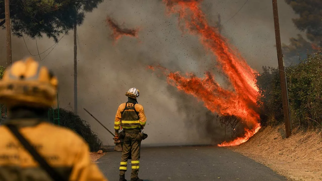 Firefighters work to battle a wildfire affecting Castile And Leon, in the village of El Tiemblo, Spain, July 24, 2026. REUTERS/Violeta Santos Moura