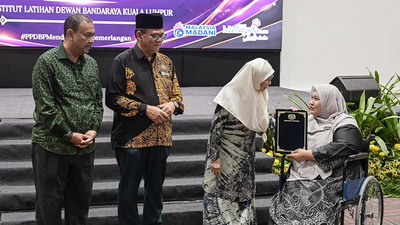 KUALA LUMPUR, 23 Julai -- Isteri Perdana Menteri merangkap Ahli Parlimen Bandar Tun Razak Datuk Seri Dr Wan Azizah Wan Ismail menyampaikan sijil anugerah kepada Fazilah Hashim dari SMK Dato’ Onn pada Majlis Anugerah Perkhidmatan Cemerlang Peringkat PPD Bangsar/Pudu Tahun 2025 di Institut Latihan Dewan Bandaraya Kuala Lumpur (DBKL) hari ini.  Turut sama Setiausaha Politik Perdana Menteri, Datuk Azman Abidin (kiri) dan Pengarah Pendidikan Jabatan Pendidikan Wilayah Persekutuan Kuala Lumpur, Megat Affandi Datu