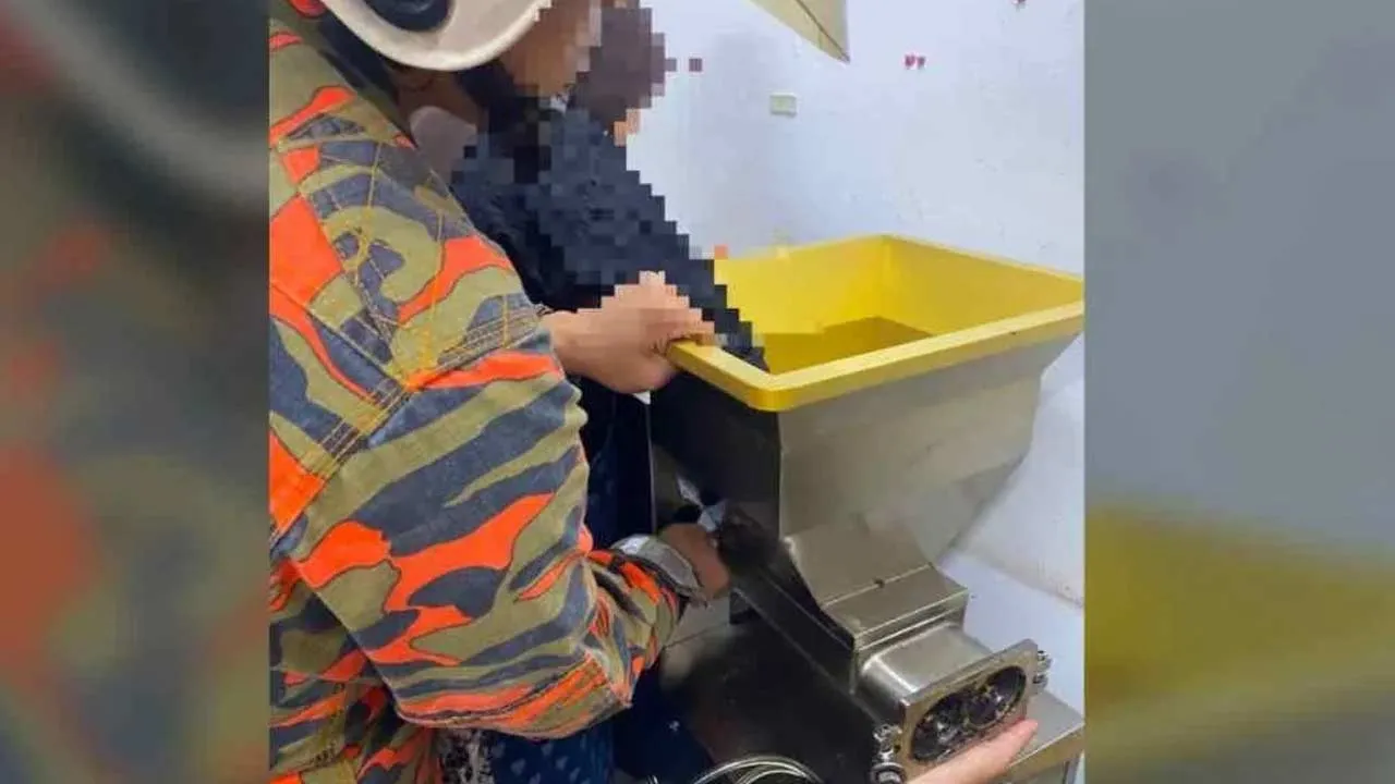 Mangsa menahan sakit selepas jarinya tersepit di mesin kuih dalam kejadian di rumah nya pada Khamis. Foto JBPM Melaka