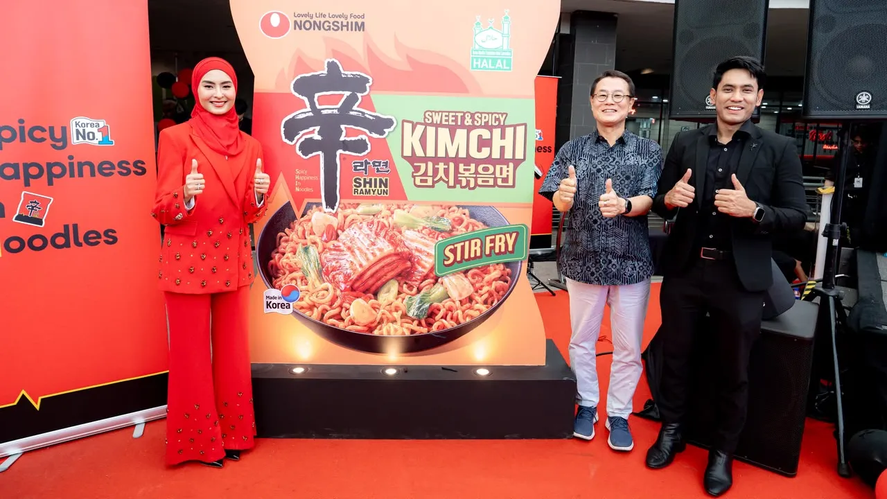 (dari kiri), Wany Hasrita, Antonio Jo dan Khai Bahar. Sumber: NONGSHIM