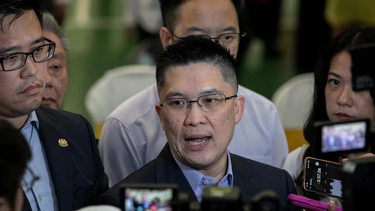IPOH, 13 Julai --Timbalan Menteri Pendidikan Wong Kah Woh bercakap kepada pemberita selepas merasmikan Sistem Penjanaan Tenaga Solar Program Skim Pemeteran Tenaga Bersih 3.0, iaitu projek perintis pertama di sekolah bantuan kerajaan di Sekolah Jenis Kebangsaan Cina Sam Chai, hari ini.  --fotoBERNAMA (2026) HAK CIPTA TERPELIHARA