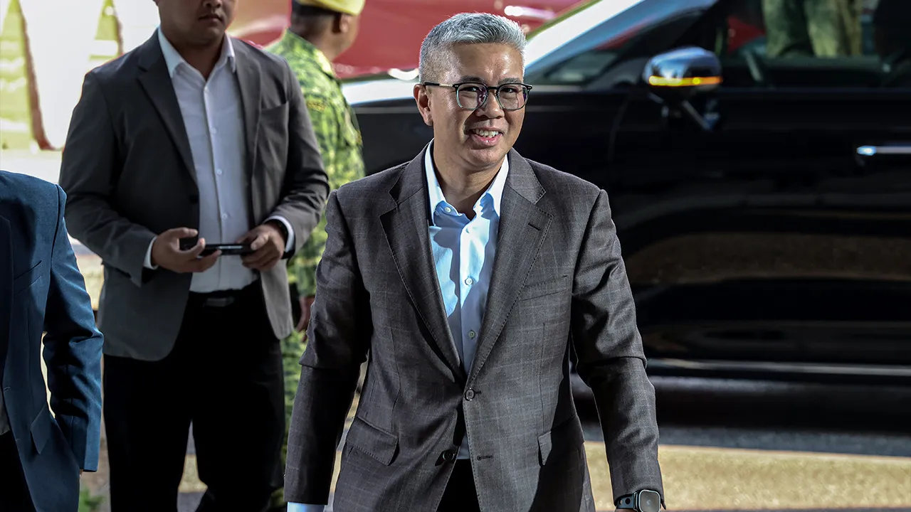 KUALA LUMPUR, 6 Julai -- Bekas Menteri Kewangan Tengku Datuk Seri Zafrul Abdul Aziz hari ini memberi keterangan dalam perbicaraan kes rasuah dan pengubahan wang haram melibatkan Tan Sri Muhyiddin Yassin di Mahkamah Tinggi di sini._BERNAMA