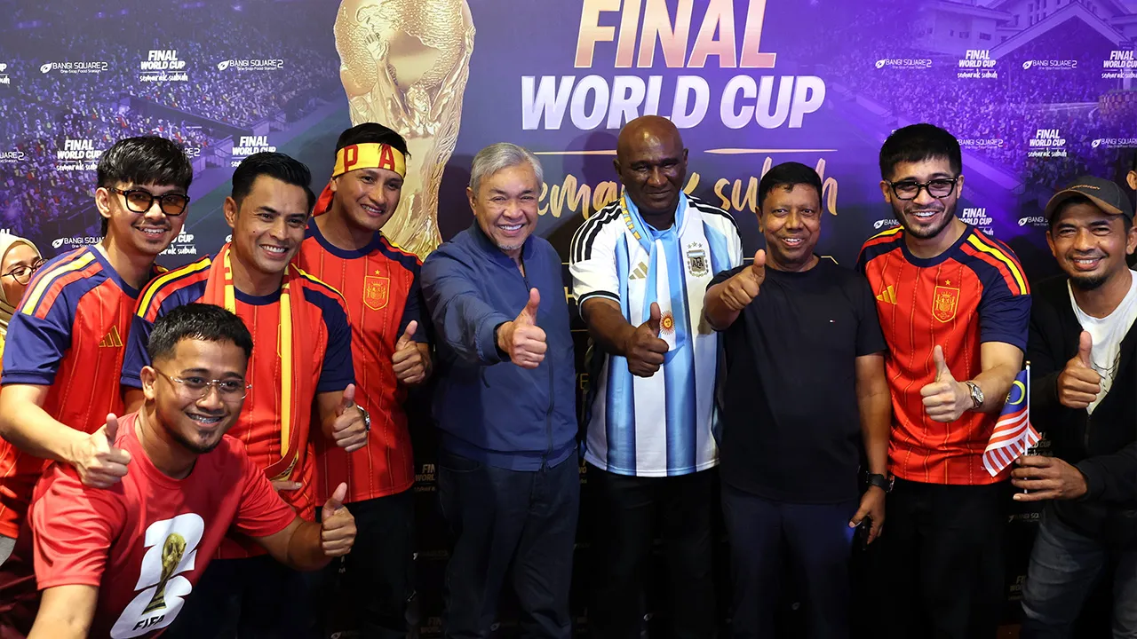 BANGI, 20 Julai -- Timbalan Perdana Menteri Datuk Seri Dr Ahmad Zahid Hamidi (tengah) bergambar kenangan sebelum menyaksikan Perlawanan Akhir Piala Dunia 2026 di antara pasukan Argentina bertemu Sepanyol dan Semarak Subuh dii Bangi Square 2 malam ini._BERNAMA