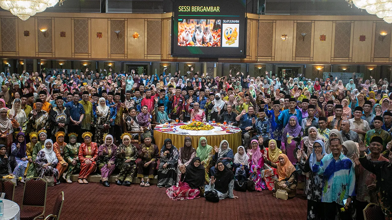 IPOH, 19 Julai -- Pengerusi Jawatankuasa Pembangunan Luar Bandar, Perladangan, Pertanian dan Industri Makanan negeri Datuk Mohd Zolkafly Harun (tengah) bergambar pada Sambutan Hari Pesara 2026 Peringkat Kebangsaan anjuran Pertubuhan Pesara Kerajaan Malaysia (KUPEKMAS) di Bangunan Perak Darul Ridzuan di sini malam tadi._BERNAMA