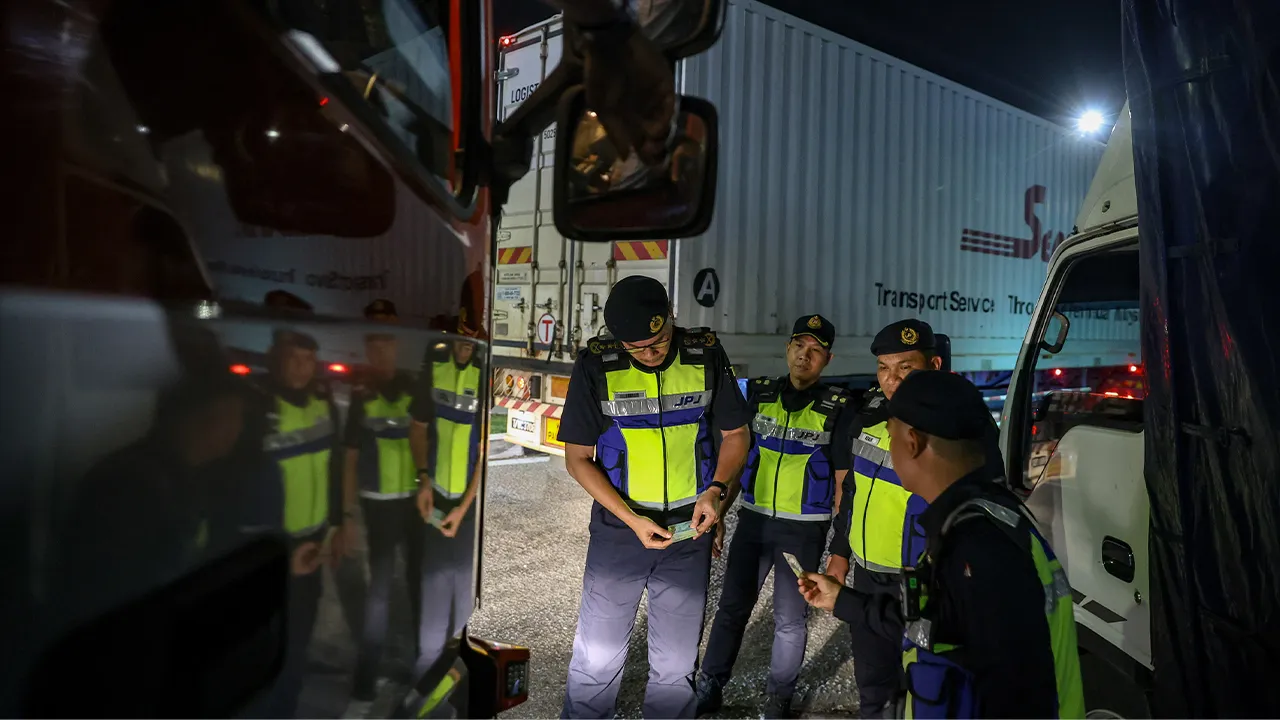 MUAR, 15 Julai -- Pengarah Jabatan Pengangkutan Jalan (JPJ) Negeri Johor Zulkarnain Yasin (kiri) memeriksa kenderaan perdagangan pada Ops Bersepadu Dadah di RNR Pagoh arah selatan malam ini.  Jabatan Pengangkutan Jalan (JPJ) Negeri Johor memperkukuh keselamatan jalan raya melalui Ops Bersepadu Dadah yang memfokuskan pemeriksaan pemandu kenderaan barangan dan perkhidmatan awam dengan kerjasama PDRM, AADK dan PLUS Malaysia Berhad bagi membanteras penyalahgunaan dadah dalam kalangan pemandu kenderaan perdagang