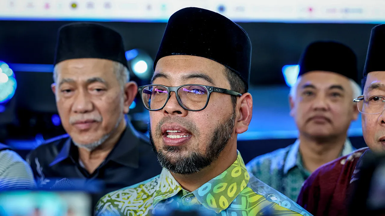 BUJIT MERTAJAM, 5 Julai -- Menteri di Jabatan Perdana Menteri (Hal Ehwal Agama) Dr Zulkifli Hasan ketika ditemu bual pemberita pada Program Multaqa MADANI Ulama Umara di Masjid Timah, Permatang Pauh hari ini.  -- fotoBERNAMA (2026) HAK CIPTA TERPELIHARA