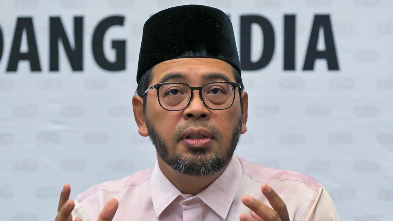 KUALA LUMPUR, 30 Julai -- Menteri di Jabatan Perdana Menteri (Hal Ehwal Agama) Dr Zulkifli Hasan ketika sidang media selepas merasmikan Majlis Muzakarah anjuran Co-Op Bank Pertama (CBP) Perkasa Naratif dan Kredibiliti Sistem Kewangan Islam hari ini._BERNAMA