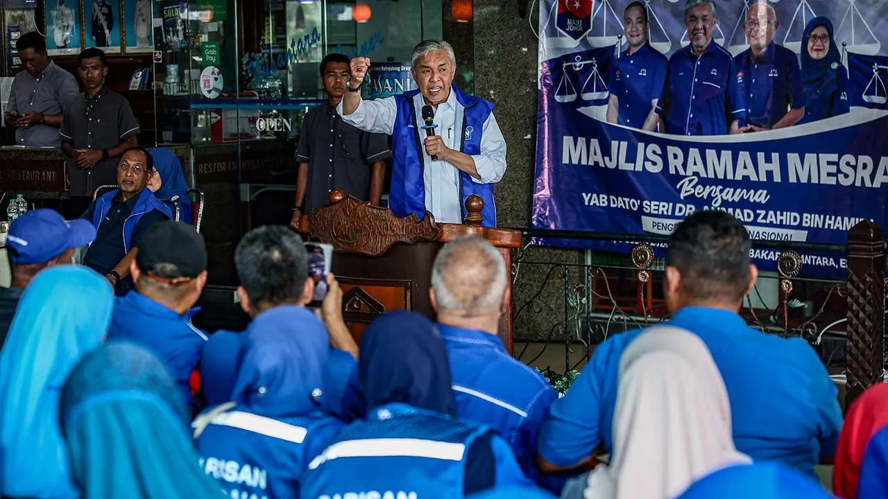 MERSING, 9 Julai -- Presiden UMNO Datuk Seri Dr Ahmad Zahid Hamidi berucap pada Majlis Ramah Mesra bersama rakyat di Restoran Nusantara, Endau hari ini.  -- fotoBERNAMA (2026) HAK CIPTA TERPELIHARA