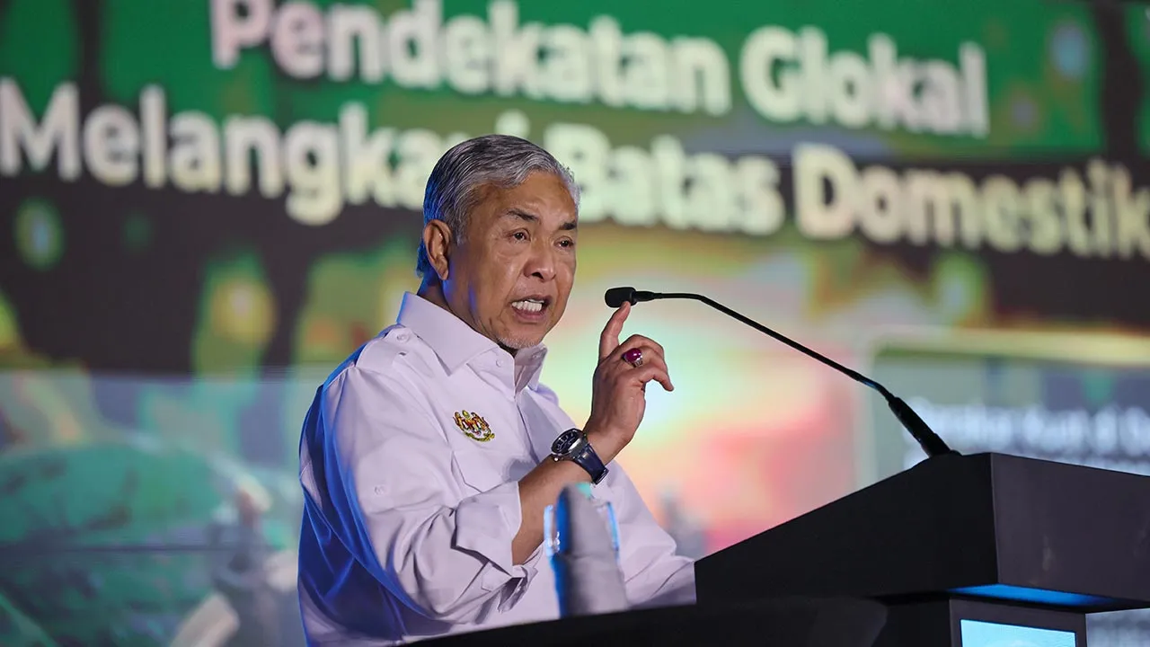 MARAN, 6 Julai -- Timbalan Perdana Menteri Datuk Seri Dr Ahmad Zahid Hamidi berucap pada Majlis Perasmian Sambutan Hari Pembangunan Luar Bandar Sedunia di Stadium Tun Abdul Razak, Jengka, hari ini.  -- fotoBERNAMA (2026) HAK CIPTA TERPELIHARA