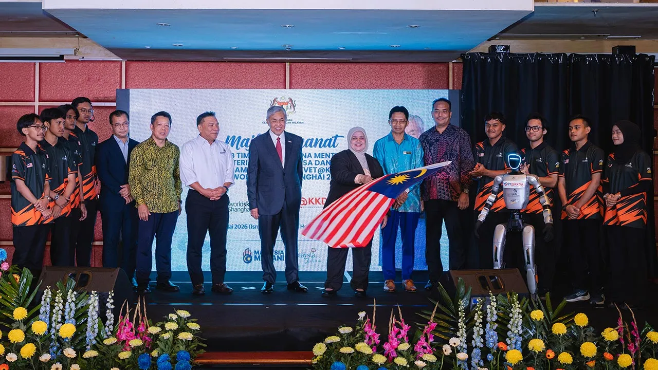 KUALA LUMPUR, 13 Julai -- Timbalan Perdana Menteri merangkap Menteri Kemajuan Desa dan Wilayah Datuk Seri Dr Ahmad Zahid Hamidi menyaksikan Timbalan Menteri Kemajuan Desa dan Wilayah Datuk Rubiah Wang mengibarkan Jalur Gemilang pada Majlis Amanat Bersama Kontinjen TVET@KKDW Ke Worldskills Shanghai 2026 di sebuah hotel hari ini.  --fotoBERNAMA (2026) HAK CIPTA TERPELIHARA
