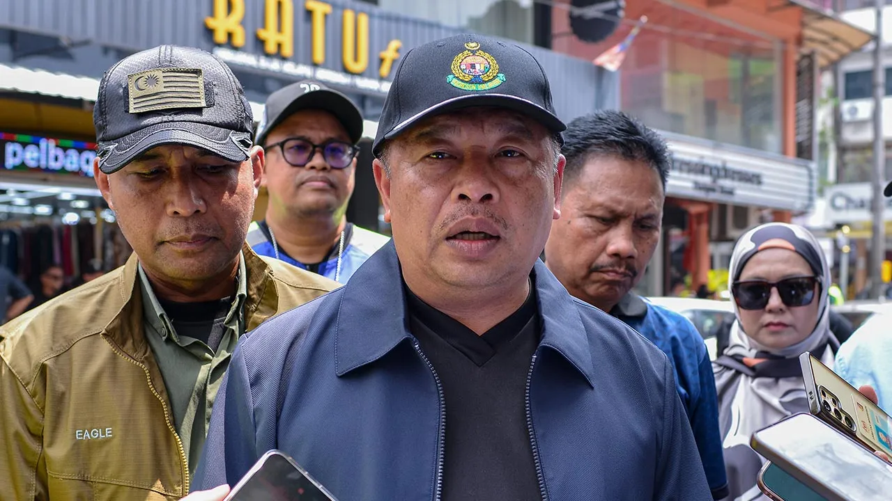 KUALA LUMPUR, 13 Julai -- Ketua Pengarah Imigresen Datuk Zakaria Shaaban ketika ditemui pada sidang media di sebuah lokasi serbuan sekitar Jalan Kenaga hari ini.  Seramai 503 warga asing ditahan dalam operasi bersepadu yang dijalankan Jabatan Imigresen (JIM) di 16 lokasi seluruh negara sejak semalam hingga hari ini.  --fotoBERNAMA (2026) HAK CIPTA TERPELIHARA