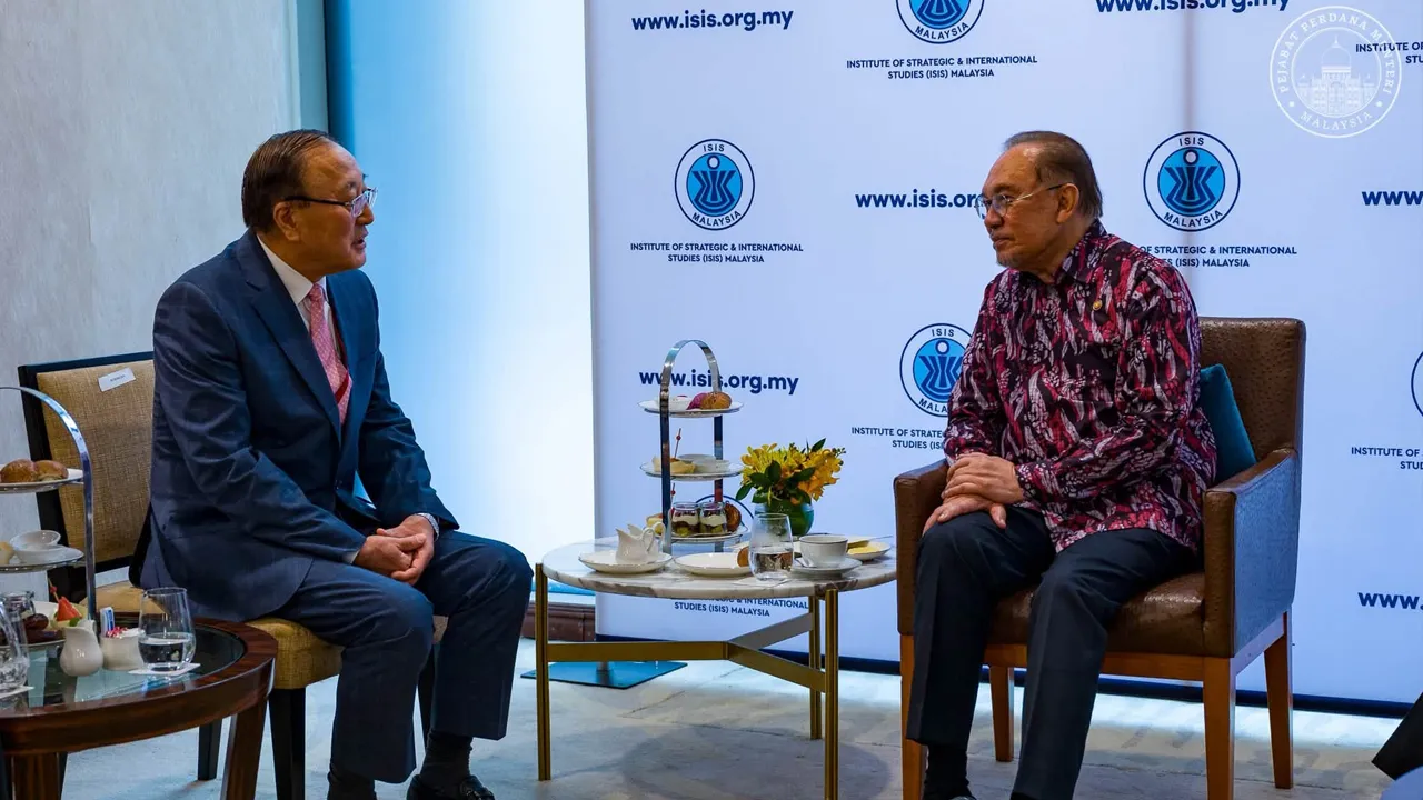 Saya kemudiannnya menerima kunjungan Setiausaha Agung Boao Forum for Asia (BFA), Zhang Jun, bagi bertukar pandangan mengenai landskap serantau dan global yang semakin mencabar. Dalam suasana dunia yang berdepan ketidaktentuan geopolitik, tekanan ekonomi serta perubahan teknologi yang pesat, saya menegaskan bahawa kerjasama serantau yang lebih erat, inklusif dan berteraskan dialog kekal menjadi kunci kepada kestabilan, kemakmuran dan kesejahteraan bersama.