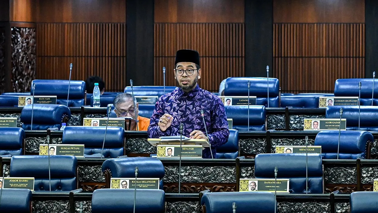 KUALA LUMPUR, 16 Julai -- Menteri di Jabatan Perdana Menteri (Hal Ehwal Agama), Dr Zulkifli Hasan menjawab soalan pada Mesyuarat Kedua, Penggal Kelima, Parlimen ke-15 Dewan Rakyat di Bangunan Parlimen hari ini.  --fotoBERNAMA (2026) HAK CIPTA TERPELIHARA