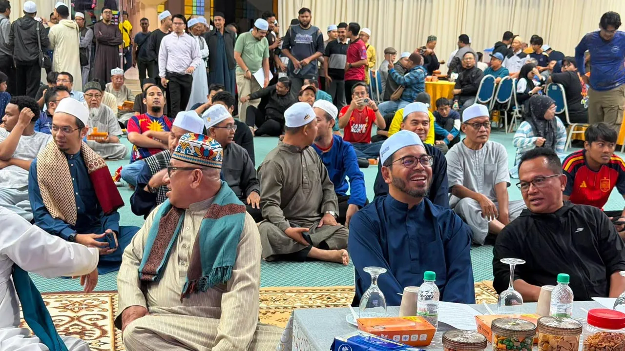 SUASANA INDAH DI MASJID AL-IMAM AL-GHAZALI  Program yang sangat baik dilaksanakan JAWI, MAIWP dan Masjid al-Imam al-Ghazali.  Ramai sungguh anak muda termasuk warga senior dan muslimat yang hadir memeriahkan program kali ini. Ada juga pelajar antarabangsa yang turut sama menyertai program.  -- FB Zulkifli Hasan