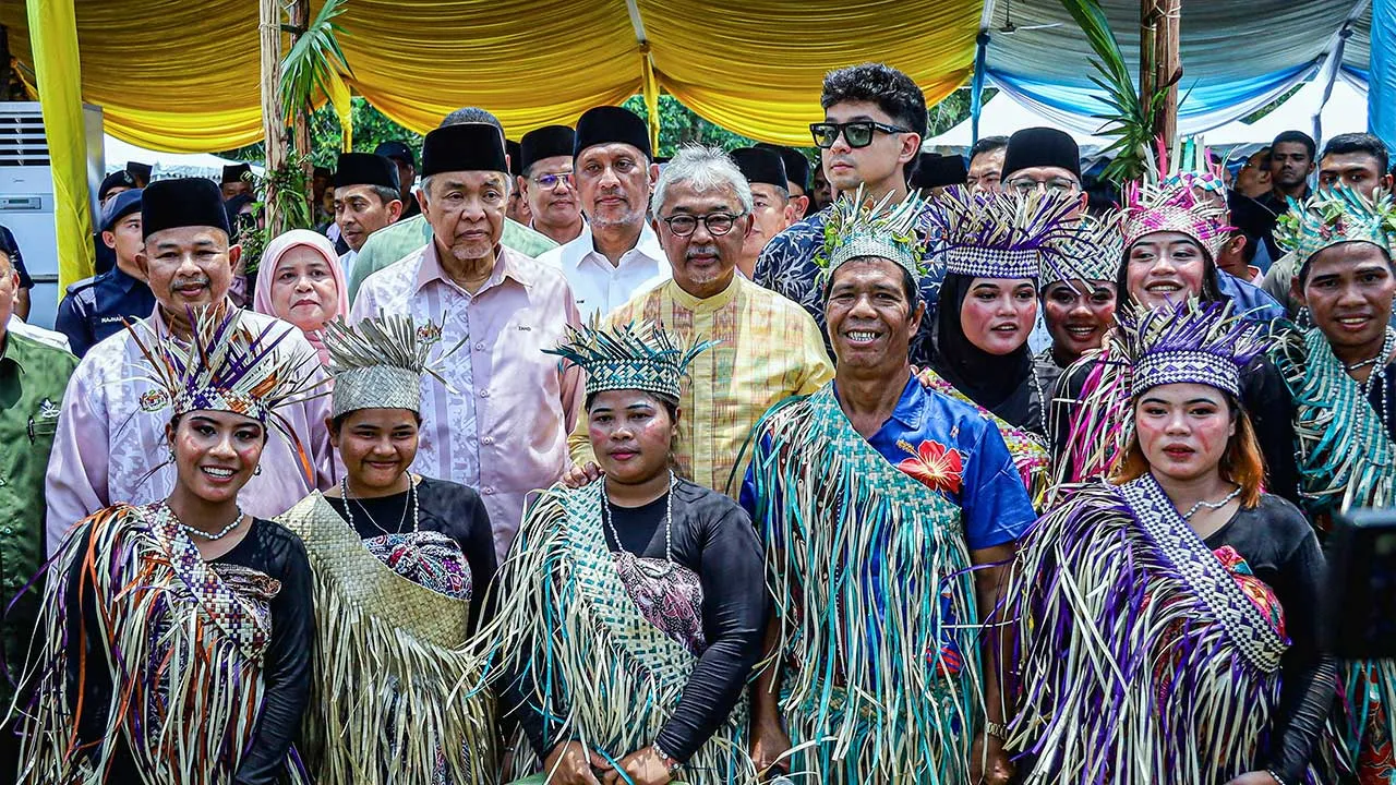 ROMPIN, 18 Ogos -- Sultan Pahang Al-Sultan Abdullah Ri'ayatuddin Al-Mustafa Billah Shah (tengah) bersama anakanda baginda Tengku Mahkota Pahang Tengku Hassanal Ibrahim Alam Shah berkenan bergambar pada Program Kenduri Rakyat sempena sambutan Hari Orang Asli 2026 di Padang Awam, Kampung Orang Asli Sungai Mok hari ini.  Turut hadir Timbalan Perdana Menteri Datuk Seri Dr. Ahmad Zahid Hamidi (dua,kiri).  -- fotoBERNAMA (2026) HAK CIPTA TERPELIHARA